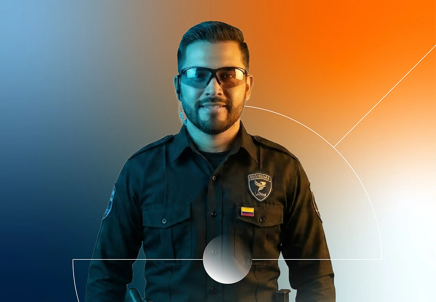 Vigilante de seguridad verificando las condiciones de su puesto de trabajo.