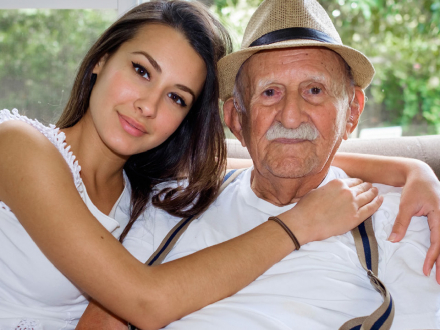 Cuidado que debe tener la familia con el adulto mayor en casa con posible riesgo de covid-19