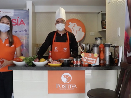 Cóctel de camarones en canoa de maracuyá