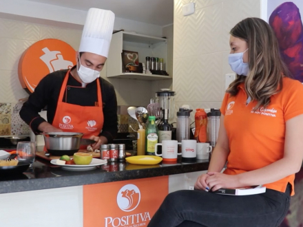 Pollo con champiñones salteados en canastilla de parmesano