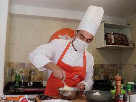 Torta de queso con coulis de frutos rojos