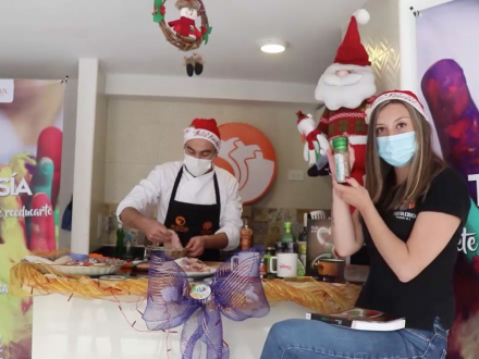 Pollo relleno en salsa de maní