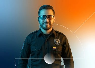 Vigilante de seguridad verificando las condiciones de su puesto de trabajo.