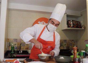 Torta de queso con coulis de frutos rojos