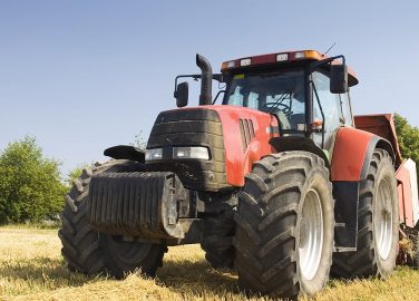 Protegiendo a los trabajadores agrícolas de los peligros en el uso de tractores